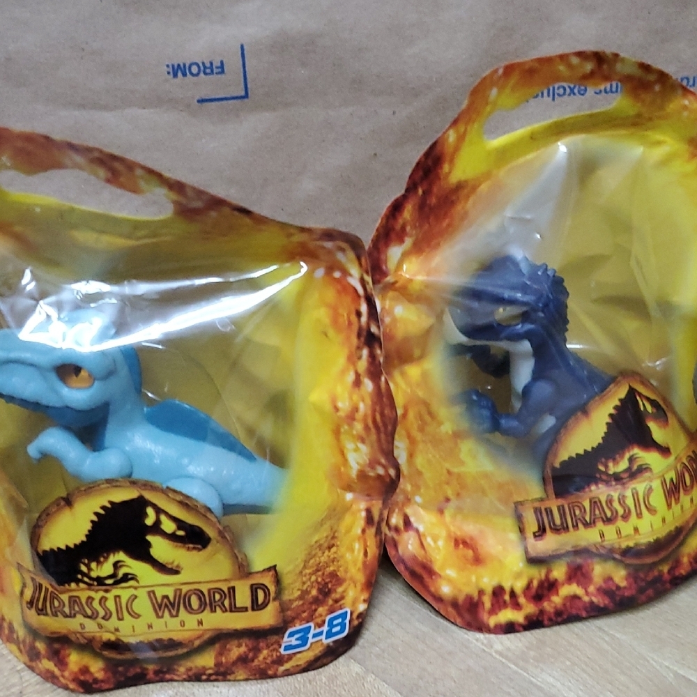 Mattel Dinosaur Mask with Yellow Eye - Picture 4 of 13